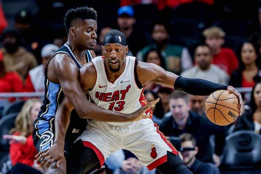 Clint Capela (à gauche), en position défensive.