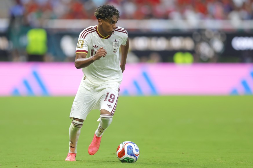 epa13068112 Lamine Yamal of Spain controls the ball during the FIFA World Cup 2026 group stage match Uruguay against Spain in Guadalajara, Mexico, 26 June 2026. EPA/FRANCISCO GUASCO