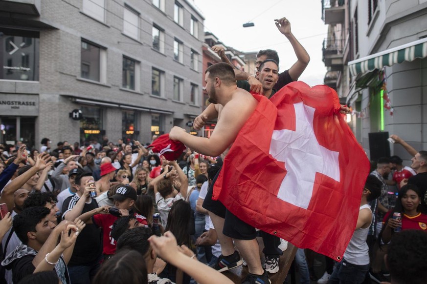 Swiss soccer fans react during the live broadcast of the UEFA EURO 2020 soccer match between Spain and Switzerland at the Amboss Rampe in Zurich, Switzerland, Friday, 2. July 2021. (KEYSTONE/Ennio Lea ...