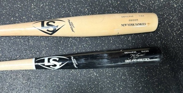 En haut, la fameuse «Torpedo-Bat». En bas, une batte de baseball ordinaire