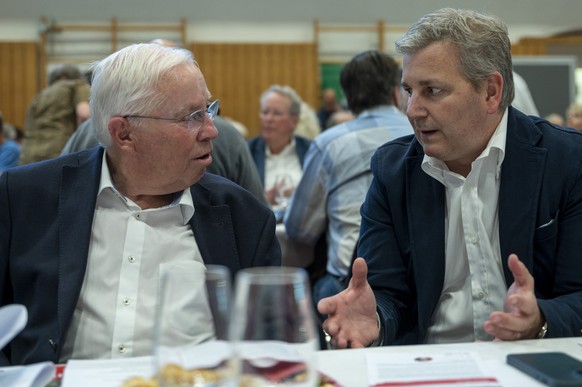 Altbundesrat Dr. Christoph Blocher, und SVP Praesident Marco Chiesa, von links, anlaesslich der 1. Mitgliederversammlung von Pro Schweiz, am Samstag 3. Juni 2023, in Bern. (KEYSTONE /Marcel Bieri)