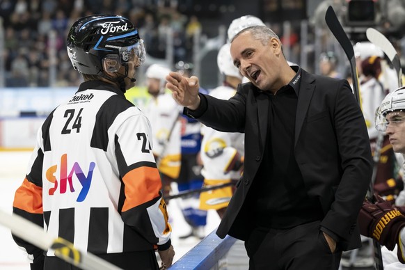 der Genfer Cheftrainer Jan Cadieux, rechts, spricht mit Schiedsrichter Daniel Piechaczek, links, beim Eishockey Meisterschaftsspiel der National League zwischen HC Fribourg Gotteron und dem Geneve-Ser ...