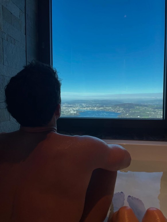 Un bain avec Madame, dont on aperçoit juste les jolis genoux.