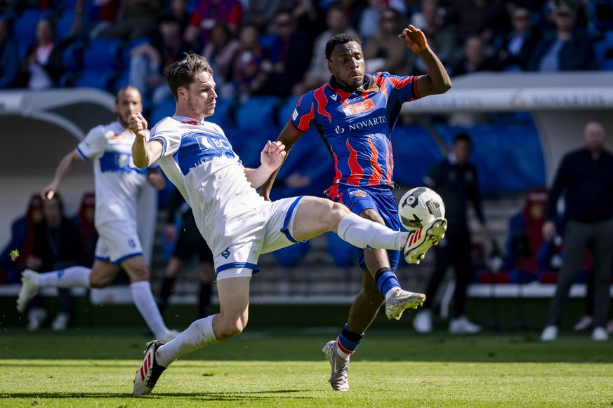 Jamie Roche (LS), links, kaempft um den Ball mit Philip Otele (FCB), rechts, im Fussball Schweizer Cup Halbfinal-Spiel zwischen dem FC Basel und dem FC Lausanne-Sport, am Sonntag, 27. April 2025 im St ...