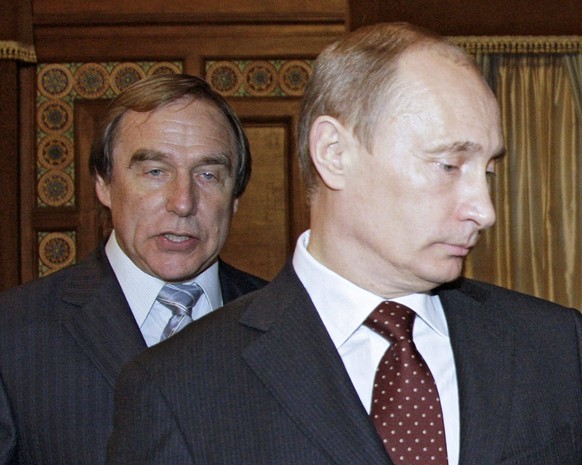 epa05243330 (FILE) An archive picture made available on 04 April 2016 and dated 21 November 2009 shows Russian cellist and St. Petersburg House of Music Director Sergei Roldugin (L), and then Russian  ...