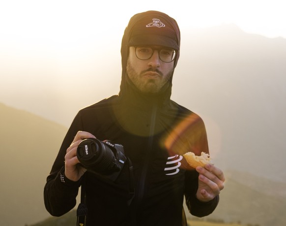 Eliot avec son appareil et un casse-croûte.