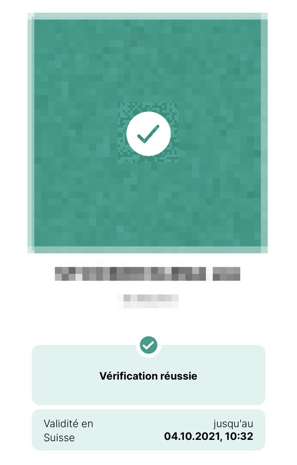 Der gruene Haken zeigt an, dass das Covid Zertifikat auf dem Covid-Impfpass, der auf dem Mobiltelefon angezeigt wird, gueltig ist, am Samstag, 25. September 2021 in Bern. (KEYSTONE/Alessandro della Va ...