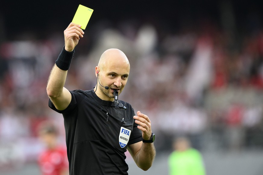 L&#039;arbitre Luca Cibelli distribue un carton jaune lors de la rencontre de football de Super League entre FC Sion et FC Winterthur ce samedi 6 mai 2023 au stade de Tourbillon a Sion. (KEYSTONE/Laur ...