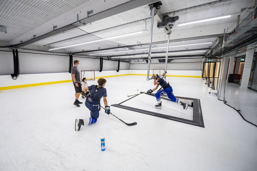 Die Eishockey Schlittschuhlaufanlage mit Kunststoffeis bei der Eishockey Trainingshalle im Spitzensport-Zentrum &quot;OYM&quot; (&quot;On Your Marks&quot;), am Mittwoch, 26. August 2020, in Cham. Der  ...