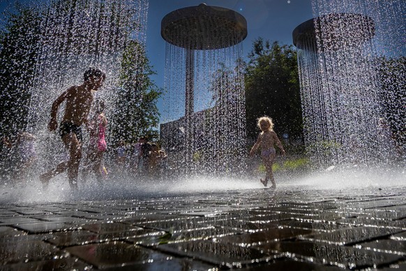 Children cool off in a public fountain in Vilnius, Lithuania, Saturday, June 27, 2026. (AP Photo/Mindaugas Kulbis)
Lithuania Extreme Weather Heat