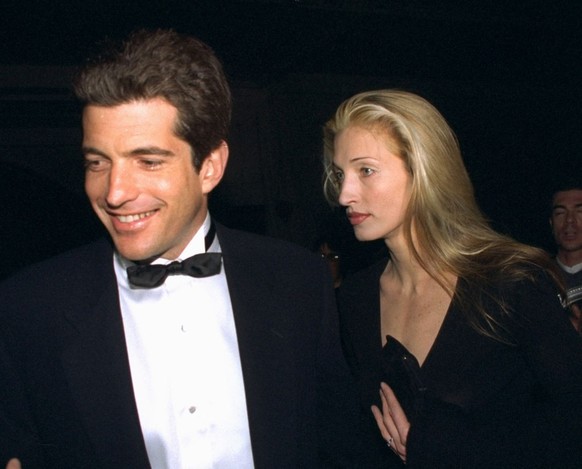 Municipal Art Society of New York Benefit held at the 69th Regiment Armory. John F. Kennedy Jr. with his girlfriend Carolyn Bessette, a Calvin Klein publicist. John and his sister Caroline Kennedy Sch ...