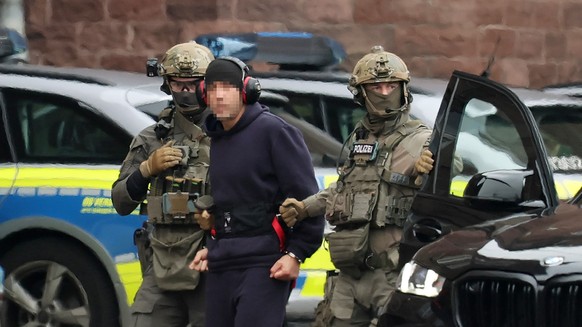 epa12554746 Federal Police officers escort the arrested suspect, Ukrainian citizen Serhii K., from the Federal Supreme Court (BGH) to a helicopter in Karlsruhe, Germany, 28 November 2025. According to ...