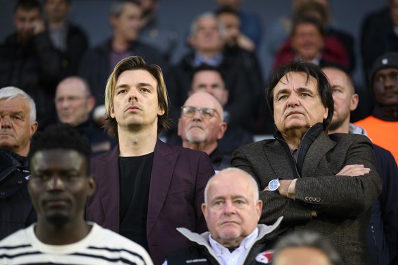 Le president du FC Sion Christian Constantin, droite, et son fils le directeur sportif du FC Sion Barthelemy Constantin, gauche, effectuent une minute de silence en l&#039;honneur de leur pere et gran ...