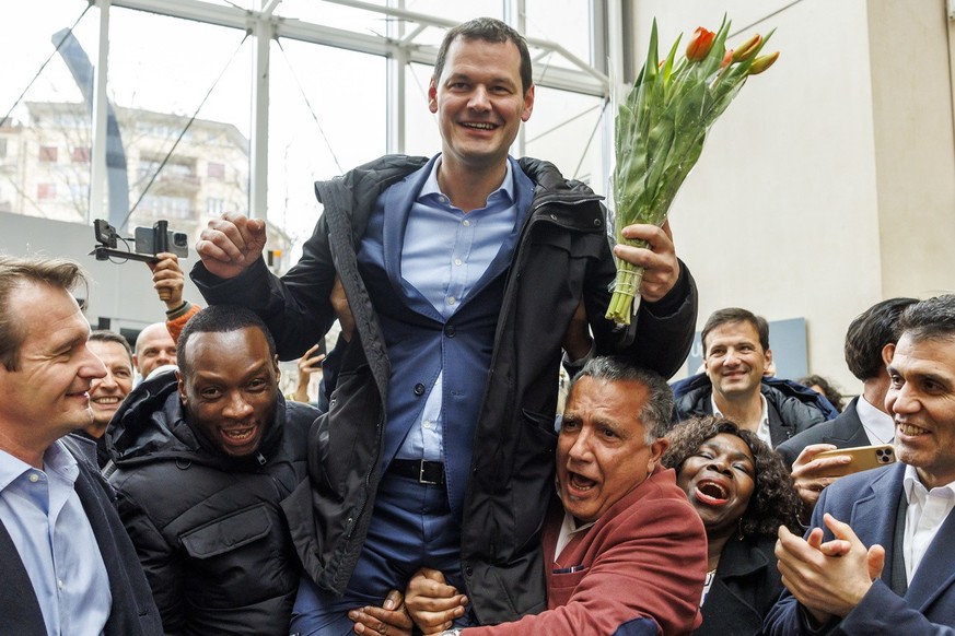 Le candidat Libertes et Justice sociale au Conseil d&#039;Etat, Pierre Maudet est porte lors de son arrivee a Uni Mail lieu de depouillement centralise pour l&#039;election du Grand Conseil et du prem ...