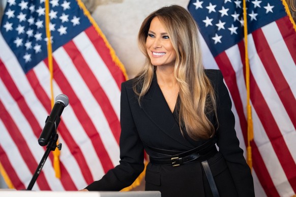 Sourire carnassier et blazer coupant, Melania Trump était d'une efficacité implacable samedi à Mar-a-Lago.