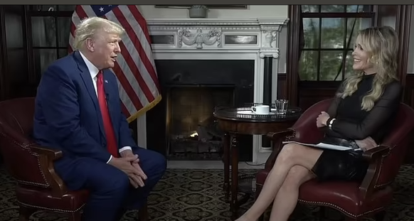 Trump, en interview avec l'ex-journaliste de Fox News. Ces derniers jours, malgré les procès qui l'attendent, certains médias américains le traitent comme un candidat normal.