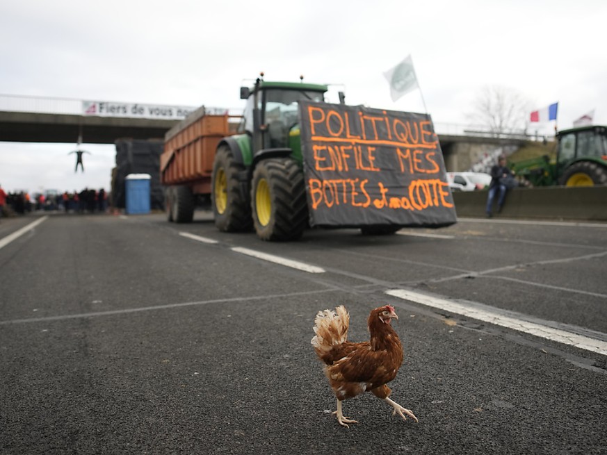 Pendant que le président Emmanuel Macron et le Premier ministre Gabriel Attal s&#039;expriment sur la grogne des agriculteurs, ces derniers continuent à bloquer des axes stratégiques autour de Paris.