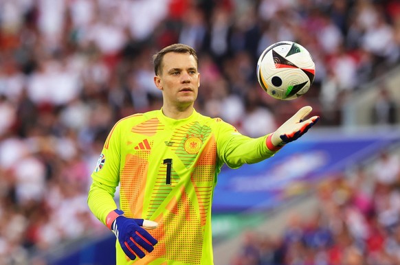 ARCHIV - 05.07.2024, Baden-Württemberg, Stuttgart: Fußball, UEFA Euro 2024, EM, Spanien - Deutschland, Finalrunde, Viertelfinale, Stuttgart Arena, Deutschlands Torhüter Manuel Neuer in Aktion. (zu dpa ...