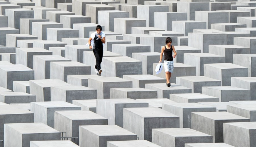 Deux touristes qui font n'importe quoi sur le Mémorial de la Shoah à Berlin.