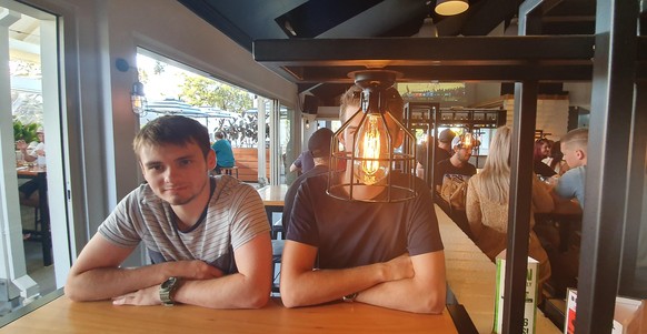 Faidienstag: Lampe in Bar ist so aufgehängt, dass ein Typ sie im Gesicht hat