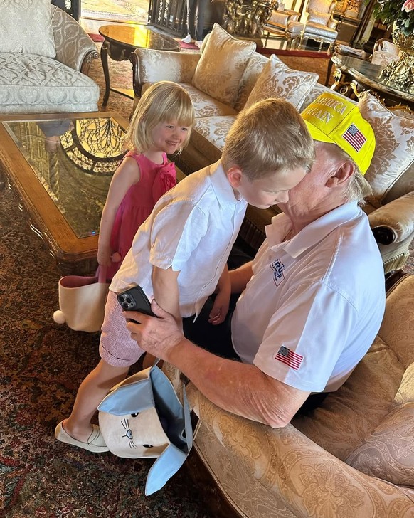 Donald Trump et les enfants de son fils Eric, Eric Jr et Carolina, en pleine séance de papouilles.