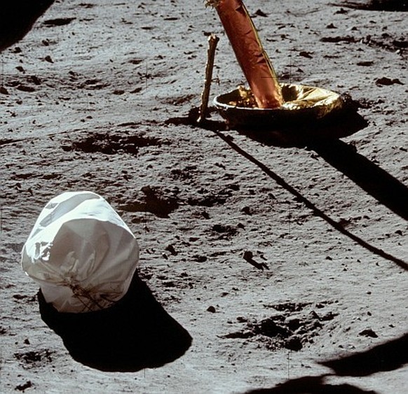 Abfallsack auf dem Mond