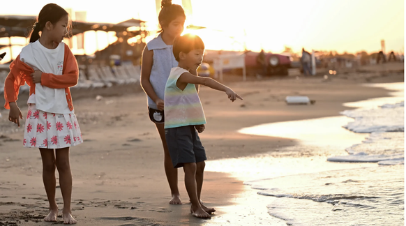 Plage de Lara: Des enfants jouent au bord de l'eau sur la plage turque.