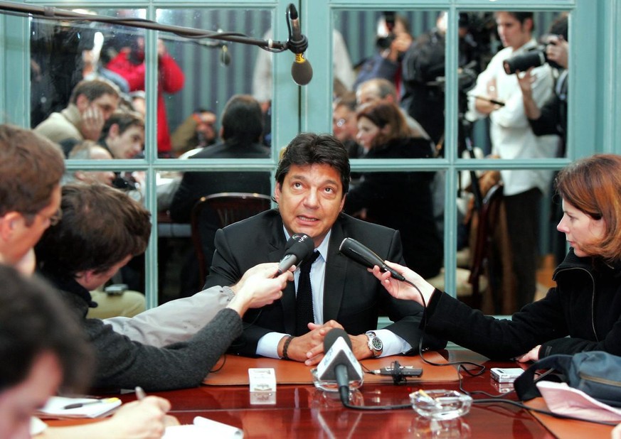 Dominique Warluzel, avocat de Marc Roger (propriétaire du Servette FC), répondait aux questions des journalistes après sa sortie du Palais de Justice, en 2005.