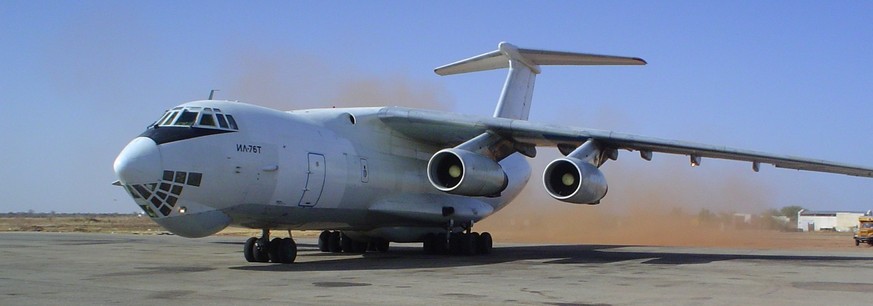 Un Ilyushin 76 à l'aéroport de Nyala au Soudan.