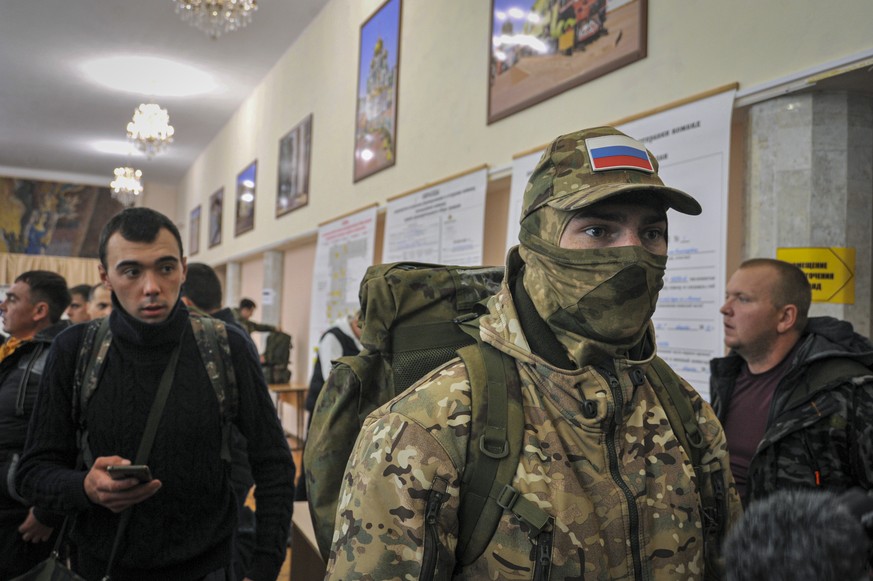 epa10207757 Russian conscripted men arrive at a recruiting office during partial mobilisation announced due to conflict in Ukraine, in Bataysk, Rostov region, Russia, 26 September 2022. Russian Presid ...