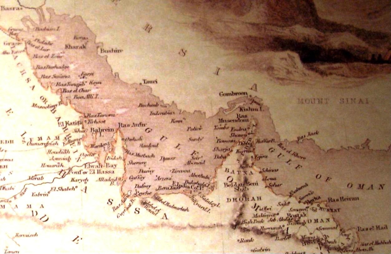 Von dieser historischen Karte in Dubai wurde das Wort Persischer von Persischer Golf entfernt.
https://commons.wikimedia.org/w/index.php?curid=1820123