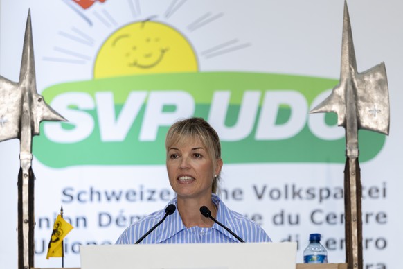Diana Gutjahr, Nationalraetin SVP, spricht waehrend der Delegiertenversammlung der Schweizerischen Volkspartei SVP am Samstag, den 16. August 2025, in der BBC Arena in Schaffhausen. (KEYSTONE/Christia ...