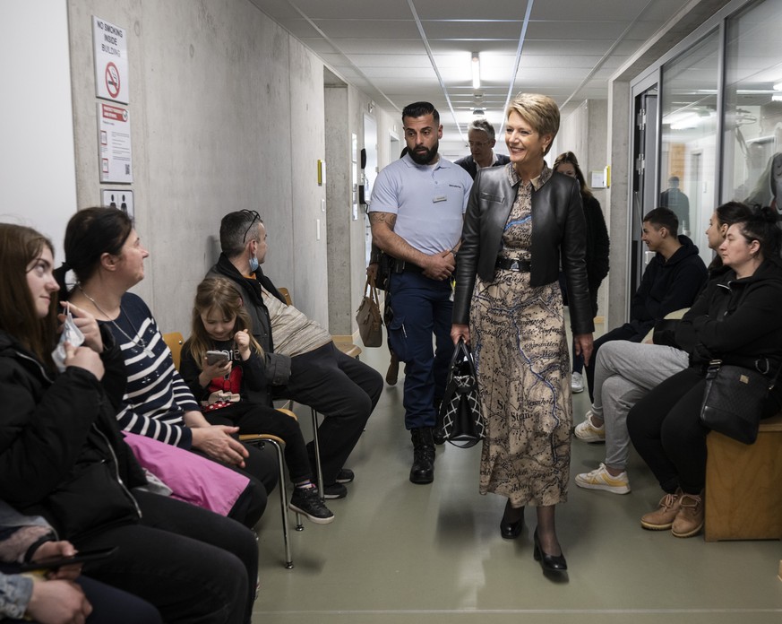 La conseillère fédérale Karin Keller-Sutter a rendu visite à des Ukrainiens en quête de protection au centre fédéral d'asile de Bâle.