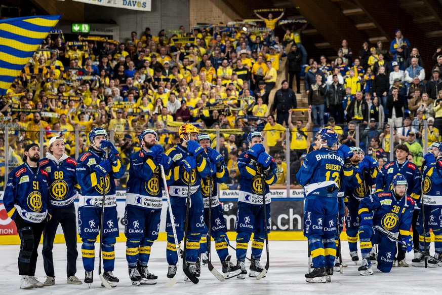Die Davoser Spieler reagieren enttaeuscht nach ihrer Niederlage gegen Fribourg in der Verlaengerung im siebten Eishockey Playoff Finalspiel der National League zwischen HC Davos (HCD) und HC Fribourg- ...