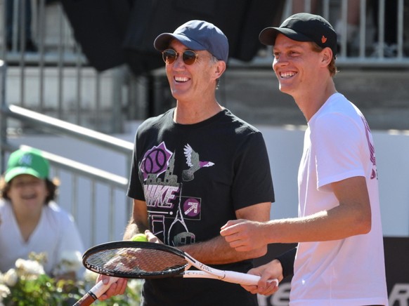 Jannik Sinner (à droite) avait &quot;besoin de cette victoire&quot;, a souligné son coach Darren Cahill (à gauche)
