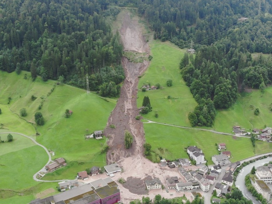 On ne sait toujours pas quand, comment et dans quels proportions les quelque 60&#039;000 tonnes de terre qui tiennent encore vont descendre, a indiqu