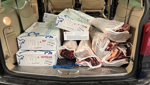 Un coup d'œil à l'intérieur de la voiture du retraité soupçonné de contrebande : en avril 2024, il voyageait sans permis de conduire, mais avec 206 kilos de viande non réfrigérée et non taxé ...