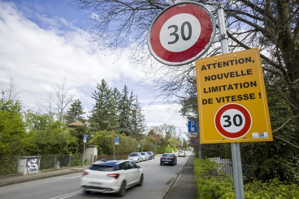 Un panneau annonce aux automobilistes une nouvelle limitation de vitesse (30 KM/H) dans la zone villa de la route Jean-Jacques-Rigaud, ce vendredi 5 avril 2024 a Chene-Bougeries pres de Geneve. (KEYST ...