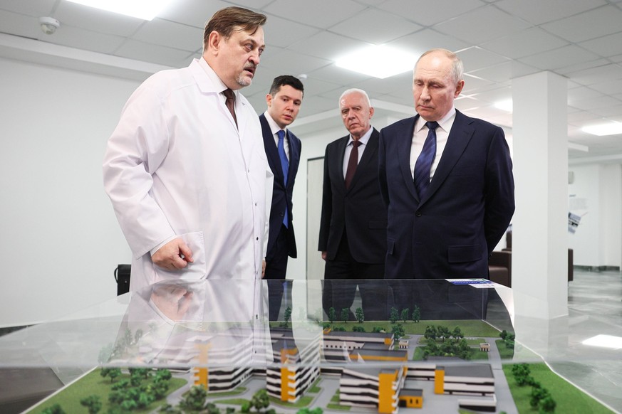 Russia: Russia s President Putin on working visit to Kaliningrad Region RUSSIA, KALININGRAD - JANUARY 25, 2024: Russia s President Vladimir Putin R, the centre s acting head doctor Kirill Barinov L fr ...