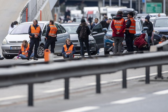 epa10562958 Climate activists of Renovate Switzerland block the A2 highway at Gotthard tunnel in Goeschenen, Switzerland, 07 April 2023. Activists from Renovate Switzerland blocked the highway during  ...