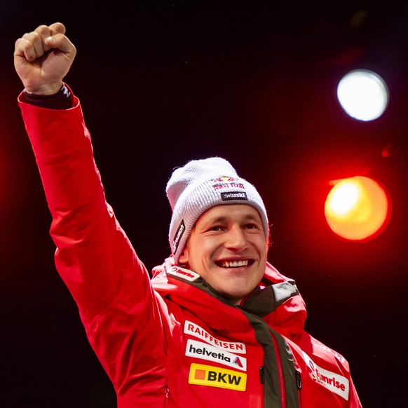 epa11834625 Winner Marco Odermatt of Switzerland celebrates during the victory ceremony of the men&#039;s Downhill race at the FIS Alpine Skiing World Cup in Wengen, Switzerland, 18 January 2025. EPA/ ...