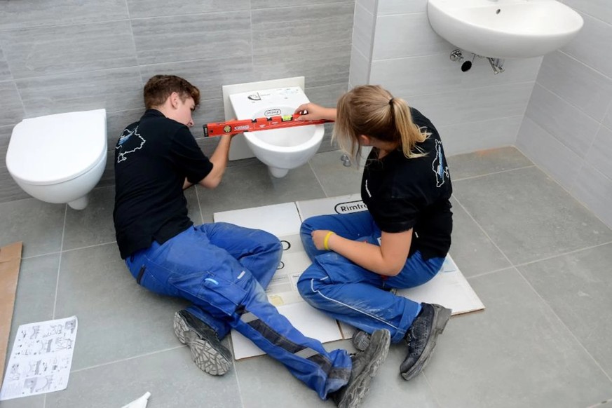 Reconstruction en Ukraine: Geberit souhaite installer des toilettes dans des écoles professionnelles. Comme dans le cadre de ce projet mené il y a quelques années, où des apprentis ont rénové des toil ...
