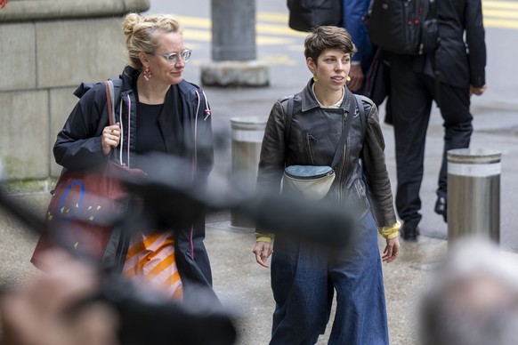 Parteipraesidentin Lisa Mazzone, Gruene Schweiz, rechts, und Fraktionschefin Aline Trede, GP-BE, erscheinen zu einem Treffen mit Bundesratsmitglieder und Parteispitzen, am Montag, 9. September 2024, i ...
