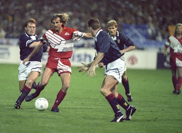 Heinz Hermann setzt sich gegen zwei Schotten durch und erzielt das 2:0 im Freundschaftsspiel der Schweizer Nationalmannschaft gegen Schottland in Bern am 11. September 1991. Schottland und die Schweiz ...