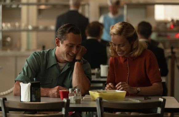 Lewis Pullman et Brie Larson dans la série &quot;Lessons in chemistry&quot;.