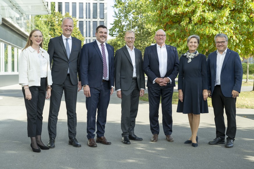 KEYPIX - Der gesamte bisherige Zuger Regierungsrat mit Laura Dittli, Stephan Schleiss, Florian Weber, Andres Hostettler, Heinz Taennler, Silvia Thalmann und Heinz Taennler, von links, nach ihrer wiede ...