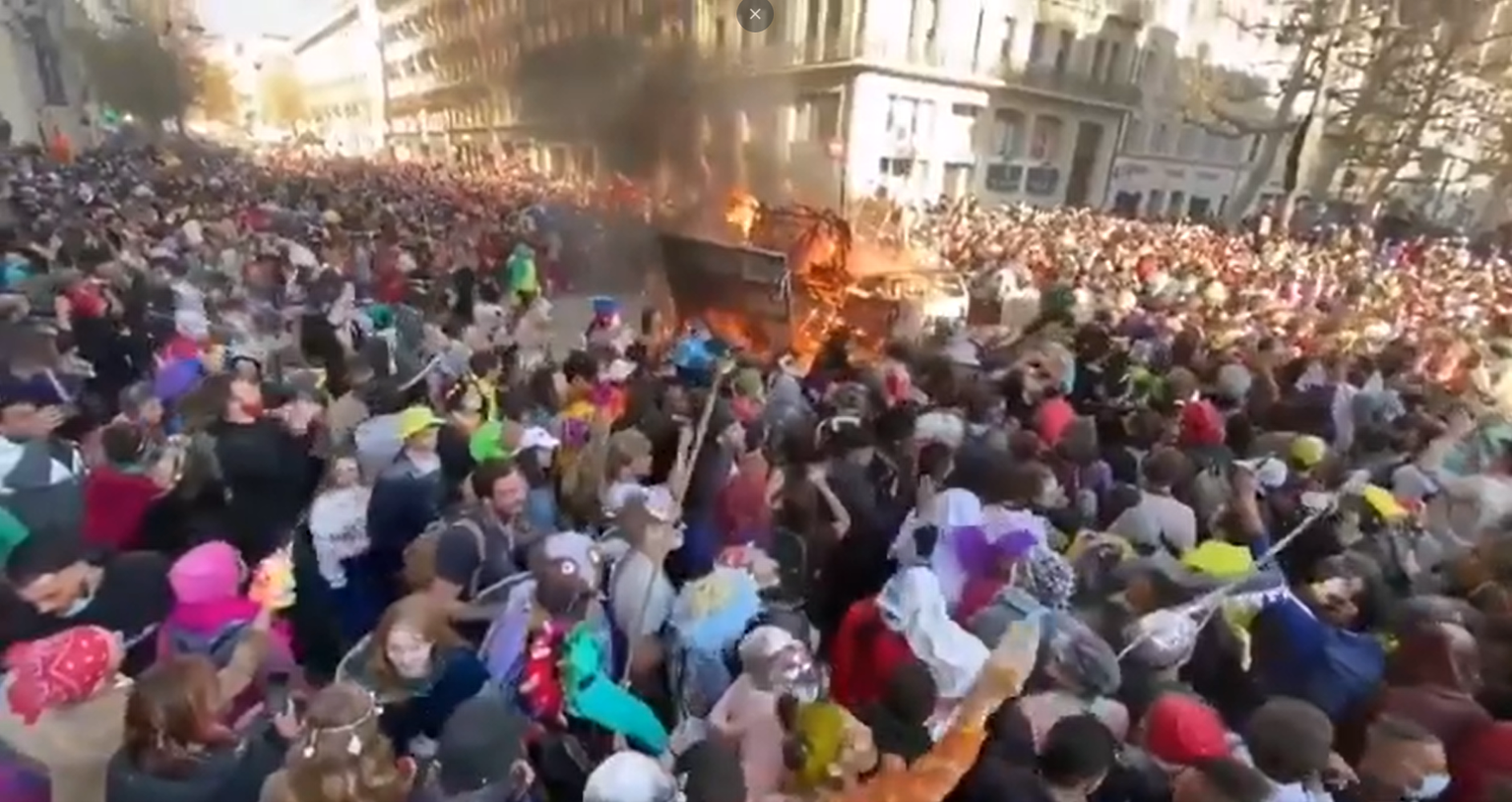 A Marseille, plus de 6500 jeunes font fi du Covid pour un carnaval. Watson