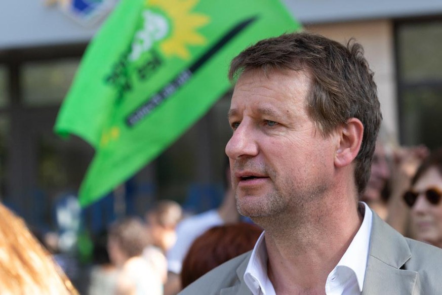 Yannick Jadot remporte de justesse la primaire écologiste française