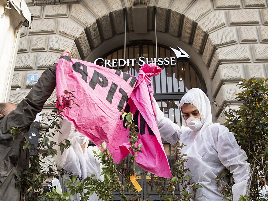 Les activistes avaient bloqué les entrées du siège de Credit Suisse, le 8 juillet 2019, en plaçant des plantes en pot, des vélos et en s&#039;enchaînant (archives).