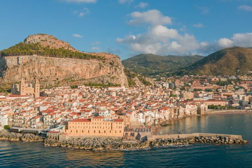 La ville côtière de Cefalù, surplombée par son emblématique Rocca.